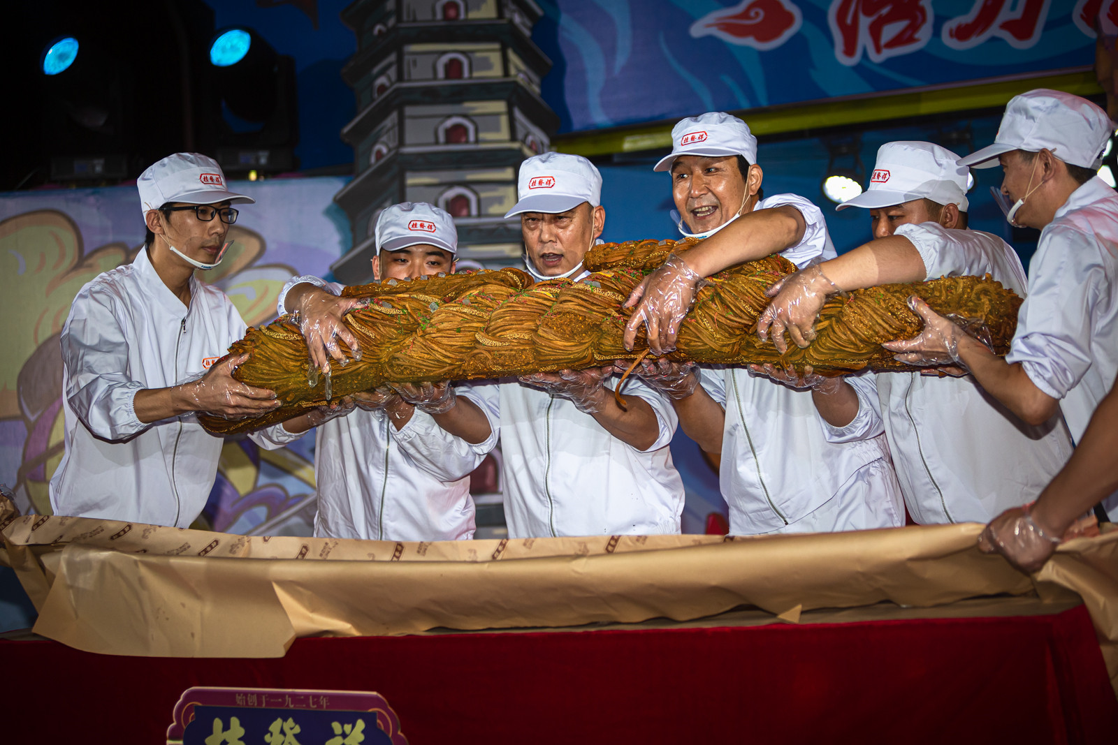 巨型麻花惊艳2019活力河西·哪吒体育节开幕式